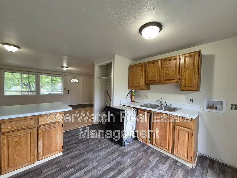 1604 Elmendorf Dr — Photo 4