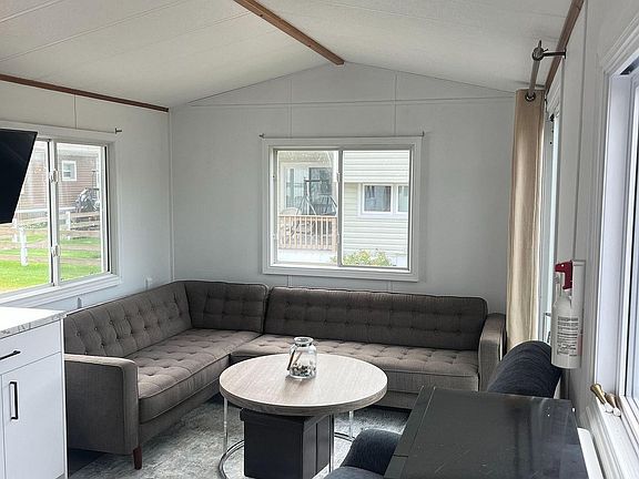 3rd image of 13 Saint Lucia Ln