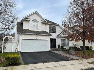 15 Honeysuckle Ct, Melville, NY 11747