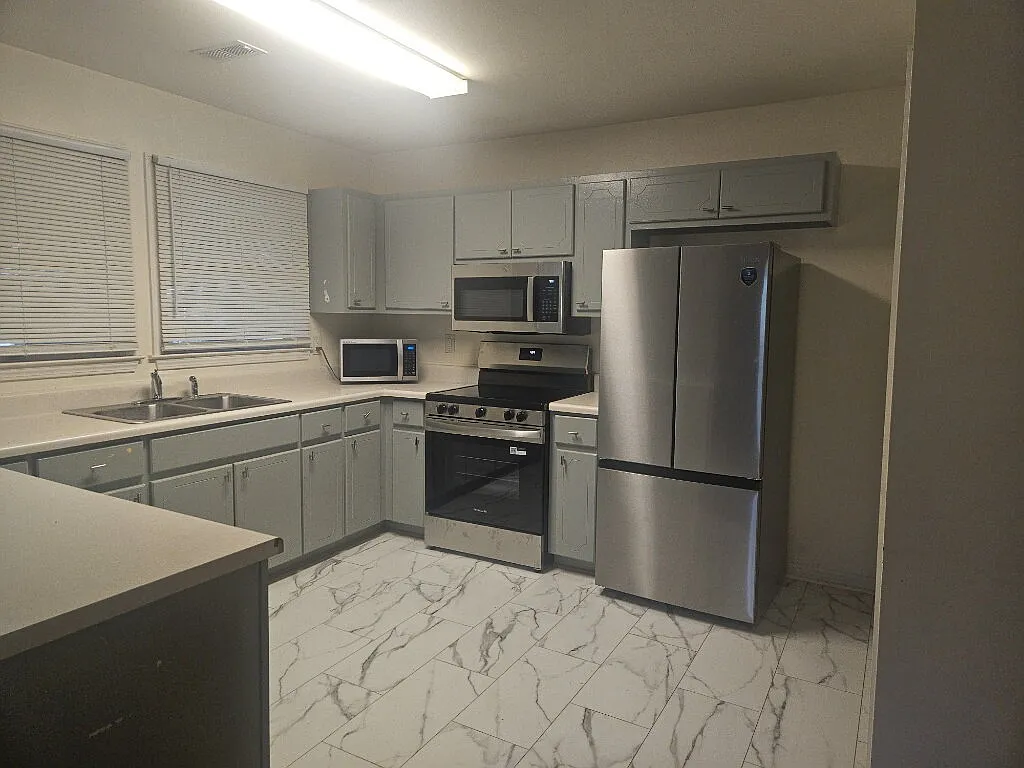 2 bed, 1.0 bath, 818 sqft, $1,350 — Photo 2