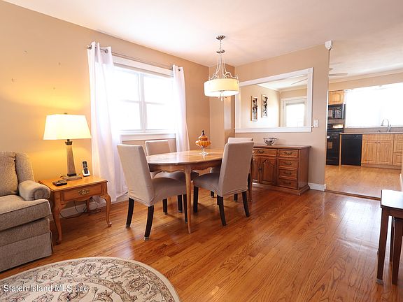 5th image of 22 Cloverdale Ave