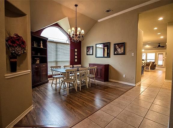 4th image of 8105 Twin Oaks Dr