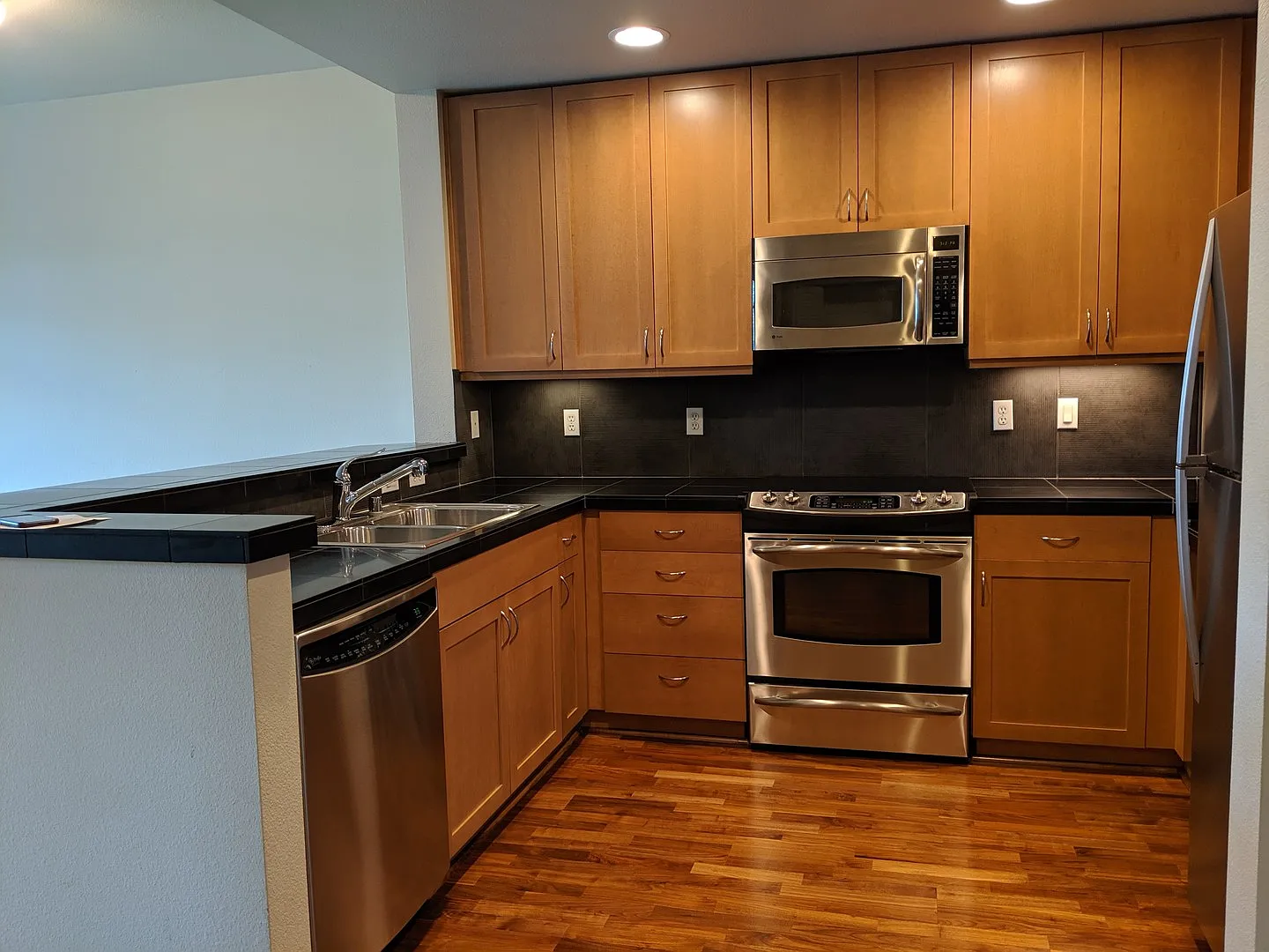 Beautiful 1 Bed 1 Bath Condo in Downtown Redmond — Photo 3