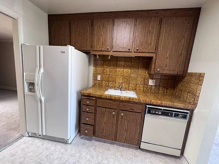 500 Poplar Avenue (903r) — Photo 9