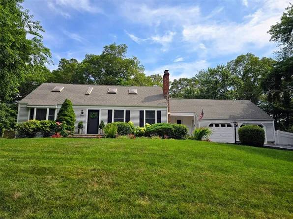 4 Greenway Drive, Middle Island, NY 11953