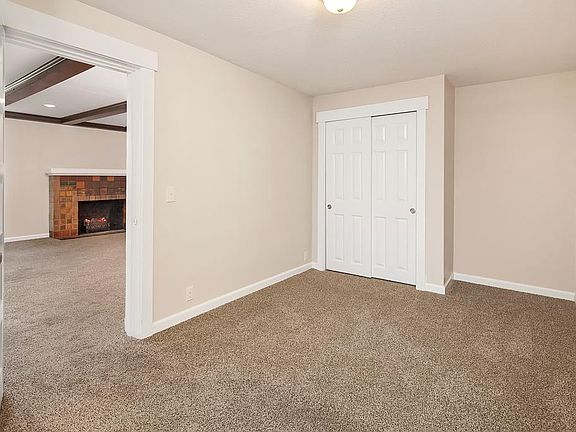 5th image of 2418 Hoyt Ave APT 1