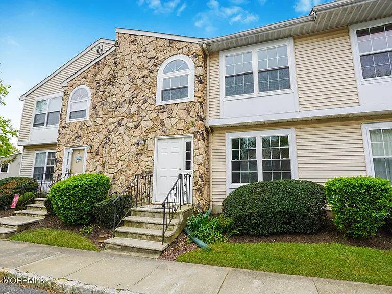27 Karen Dr — Photo 2