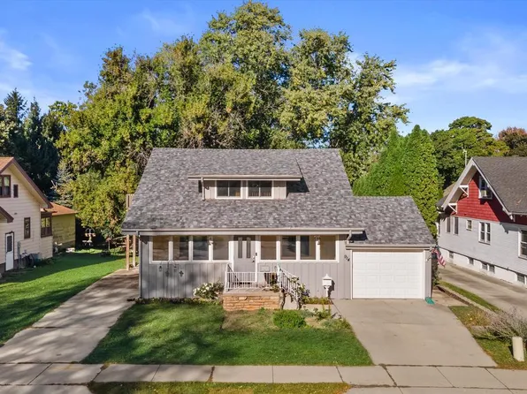 914 West Wisconsin AVENUE, Oconomowoc, WI 53066