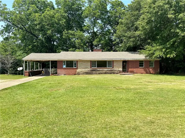 1305 S Main St, Tuskegee, AL 36083