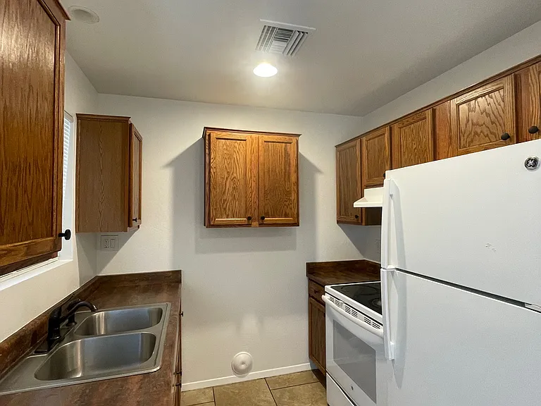 2340 W Hayward Ave #4 — Photo 5