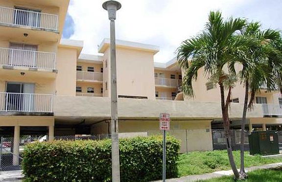 4th image of 3755 NE 167th St APT 26