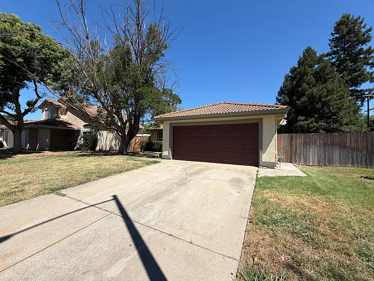 1384 Somerset Dr — Photo 2