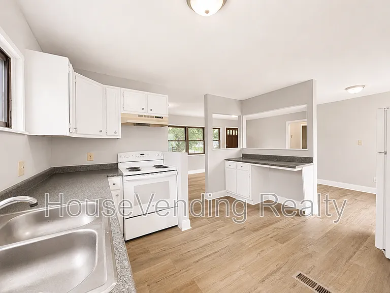 2324 Grove St — Photo 7