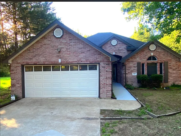 820 Hillside Dr — Photo 3