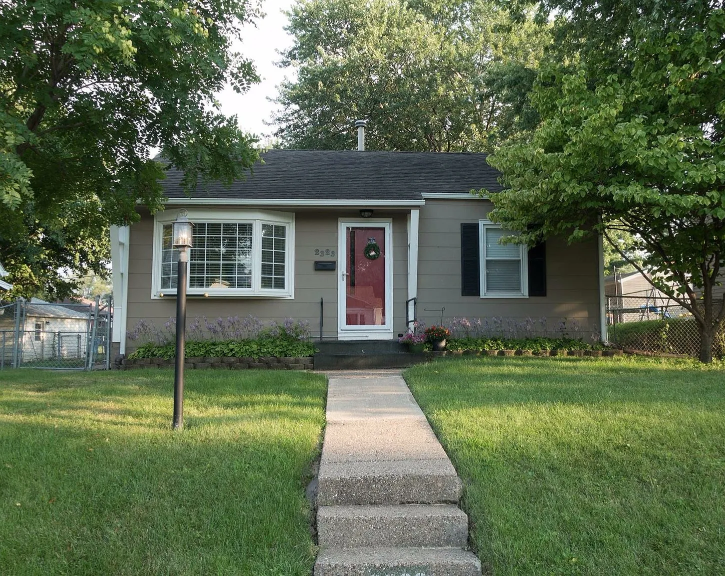 2323 Oak St photo 1