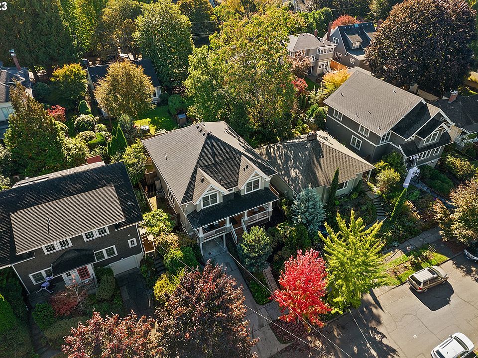 2nd image of 4034 NE Hazelfern Pl