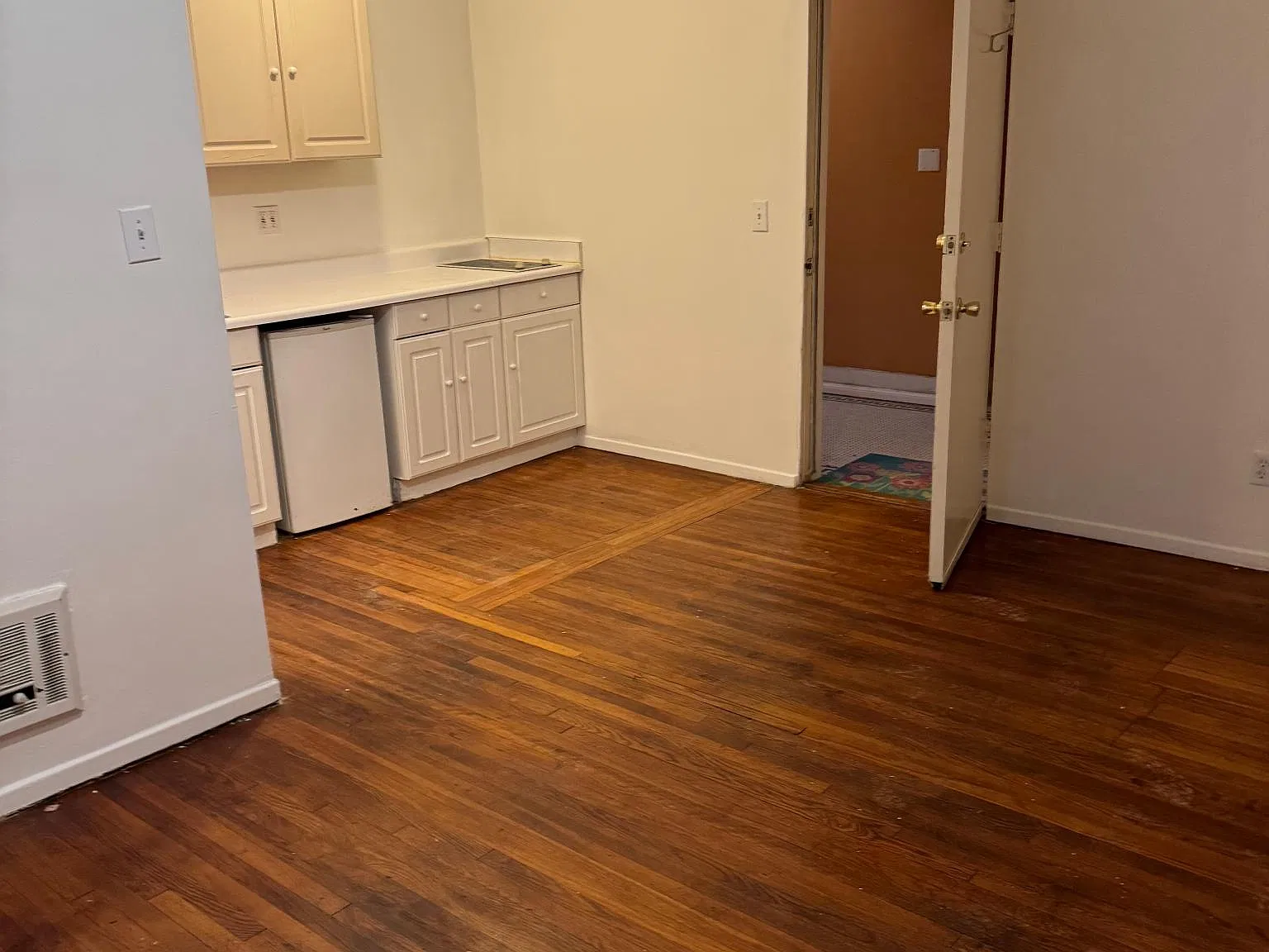 Studio, 250 sqft, $1,695 — Photo 4