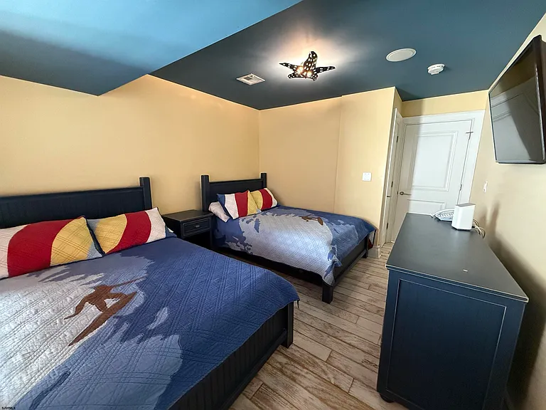 119 S Sacramento Ave — Photo 17