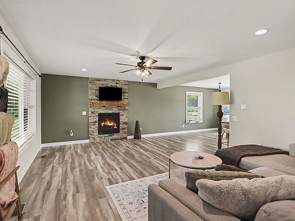 4th image of 10141 S 33rd St