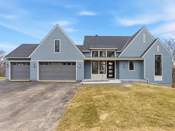 2682 Lakeview Ct, Saint Paul, MN 55112