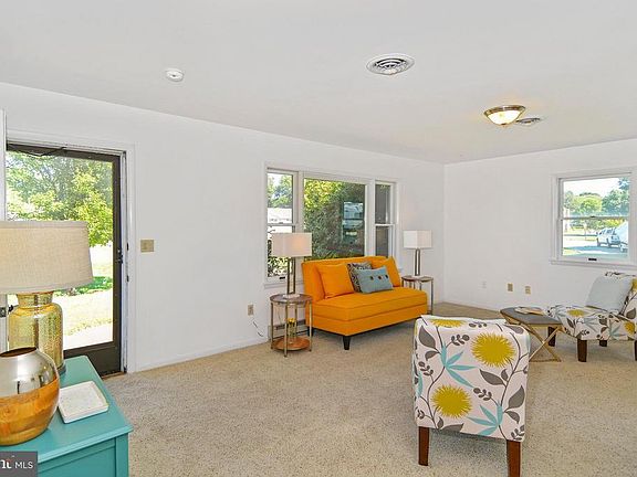 3rd image of 907 Cloverfields Dr