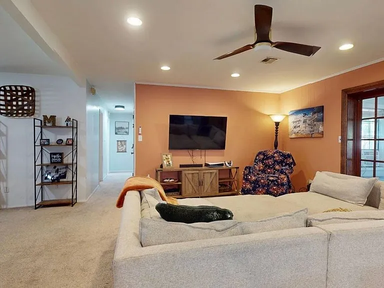 1917 Green Meadows Dr — Photo 4