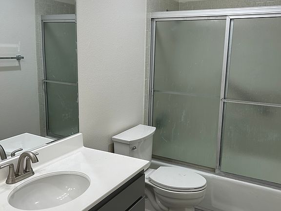 4th image of 1026 E Washington Ave #4