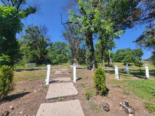 505 S 4th St, Clarksville, MO 63336