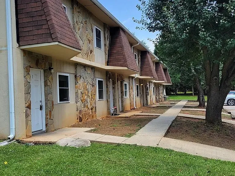 Townhome with new roof. Landlord provides lawn care and garbage service.