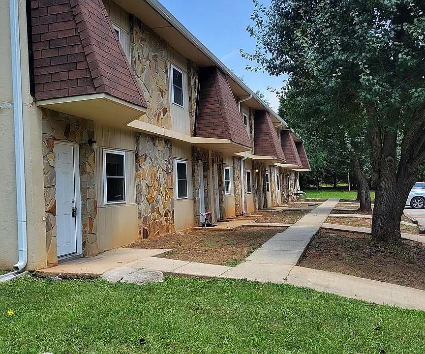 Townhome with new roof. Landlord provides lawn care and garbage service.