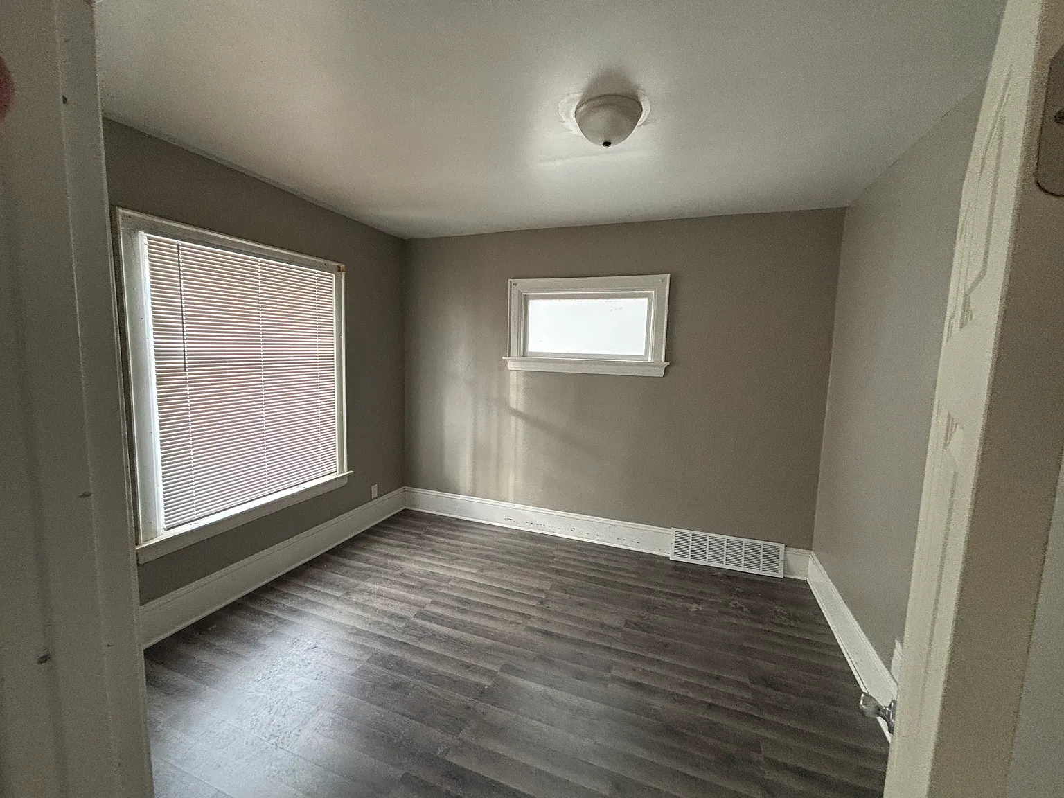 3 bed, 1100 sqft, $1,300 — Photo 2