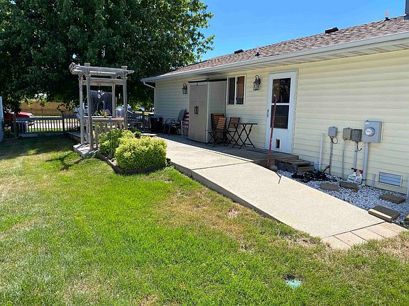 3rd image of 2926 Lakeview Dr
