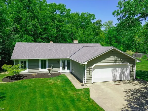 8252 Merrie Ln, Chesterland, OH 44026