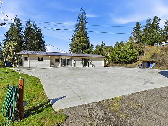 3rd image of 94475 Golf Course Ln