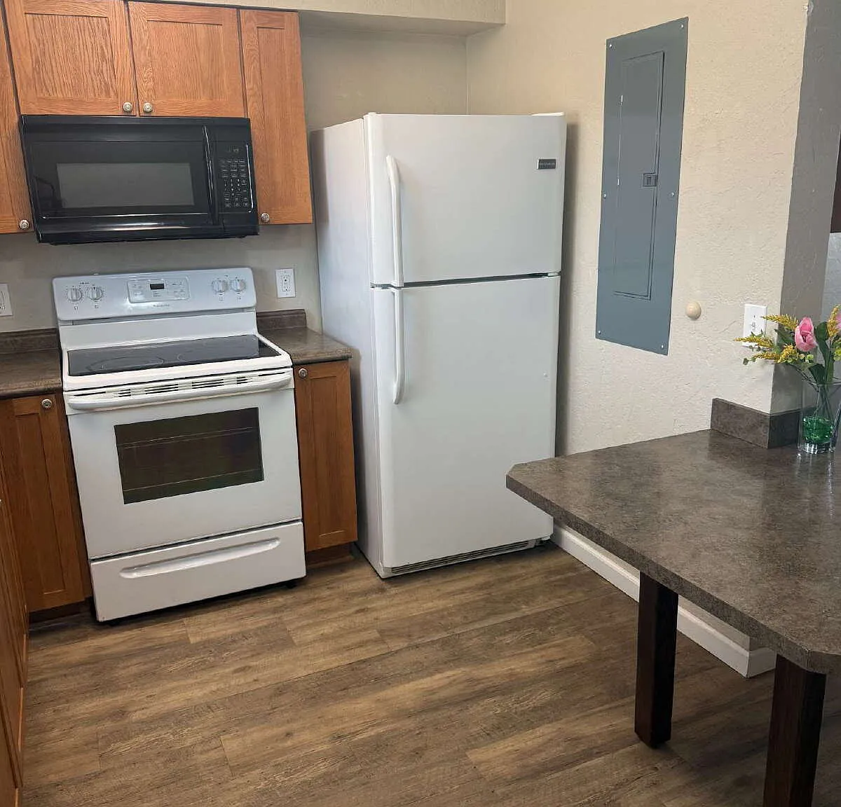 3 bed, 1.0 bath, 1400 sqft, $950 — Photo 3