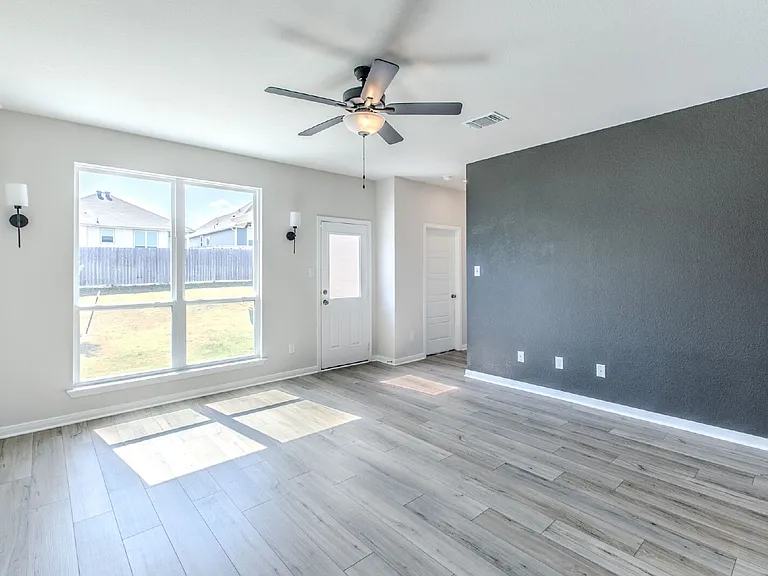 113 University Ave — Photo 9
