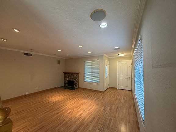 5th image of 493 Waskow Dr