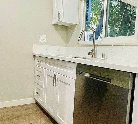 4th image of 426 S Barrington Ave APT 6