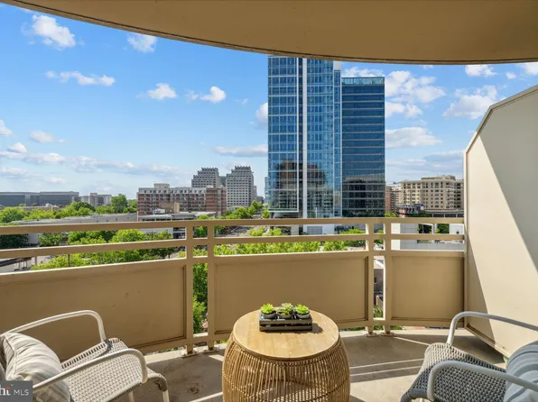 4801 Fairmont Ave APT 704, Bethesda, MD 20814