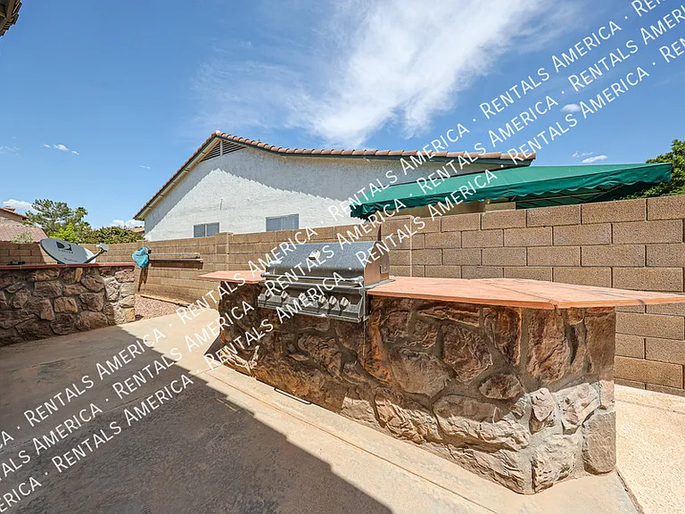 2211 W Olive Way — Photo 37