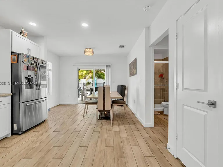 537 NE 6th Ct — Photo 8