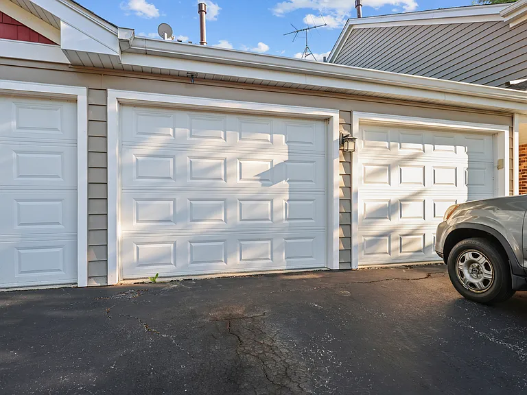 607 Eastview Ct #Z2 — Photo 2