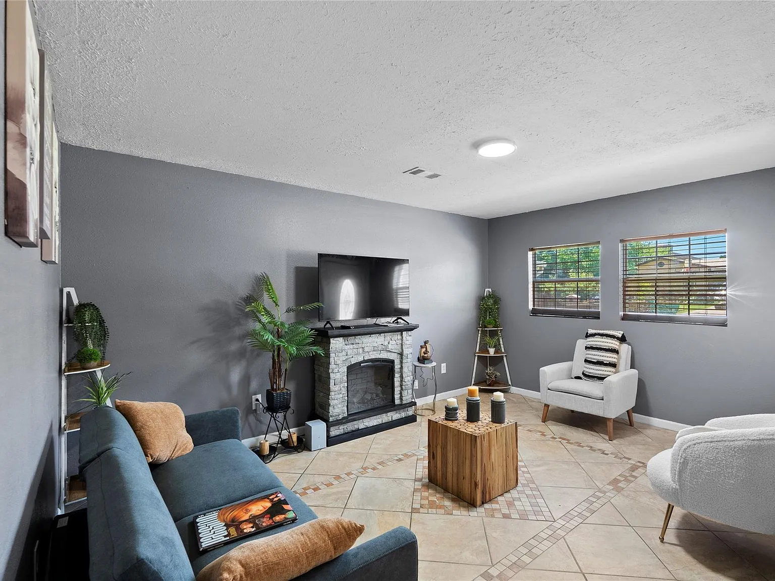 5 bed, 2.0 bath, 1596 sqft, $1,870 — Photo 2