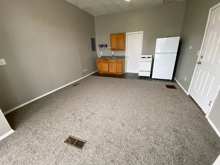 1031 Hartford St — Photo 2