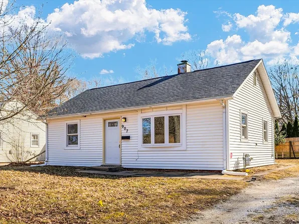 907 Fairlawn Dr, Urbana, IL 61801