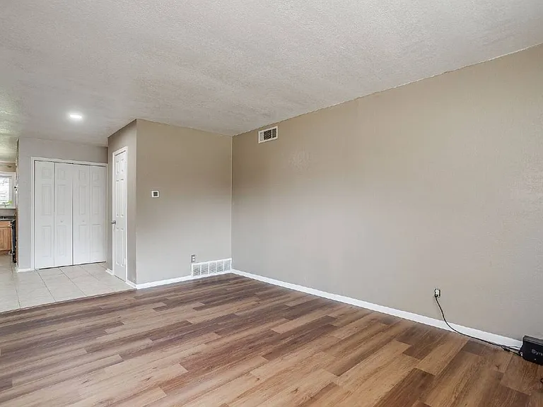 204 Mildred Ln — Photo 3