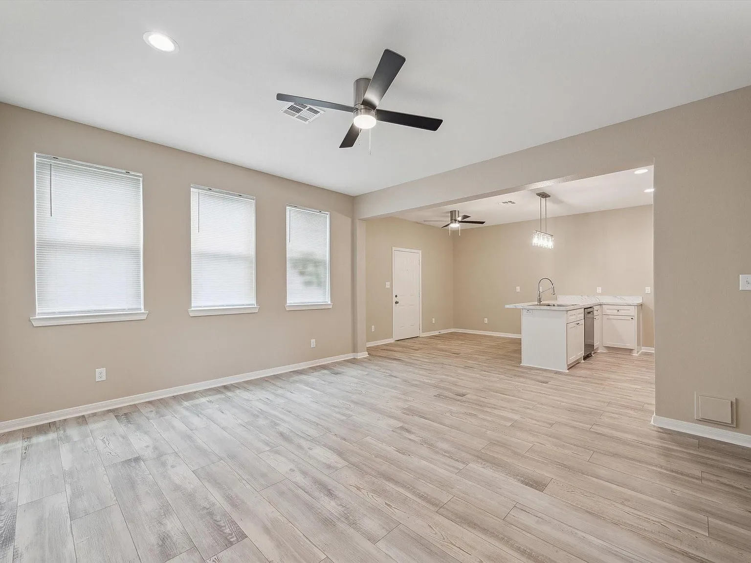 3 bed, 2.5 bath, 1440 sqft, $2,200 — Photo 4