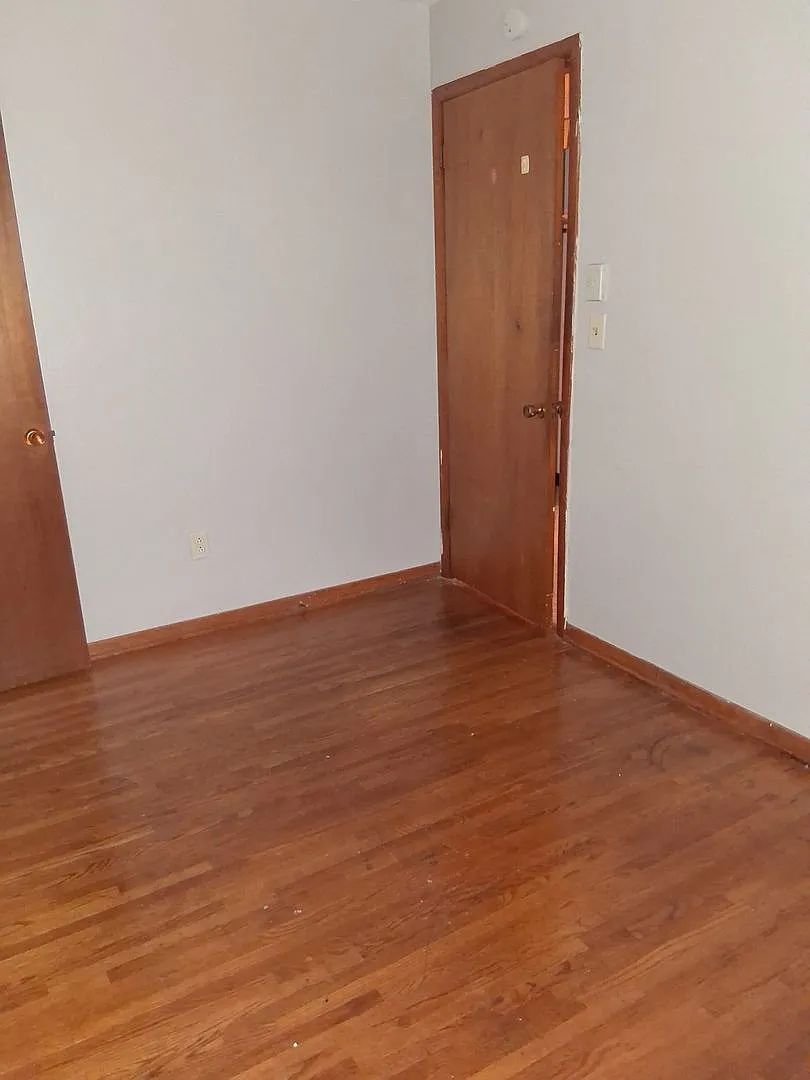 1 Bedroom 1 Bath In Maplewood Heat Included — Photo 2