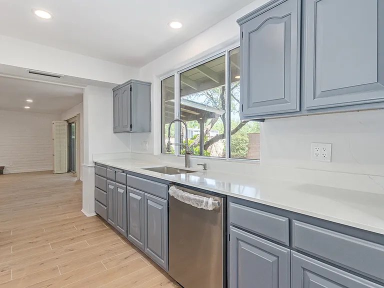SPACIOUS KITCHEN