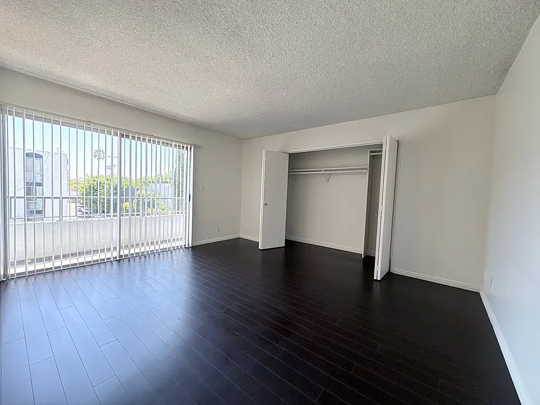8061 Romaine St — Photo 12